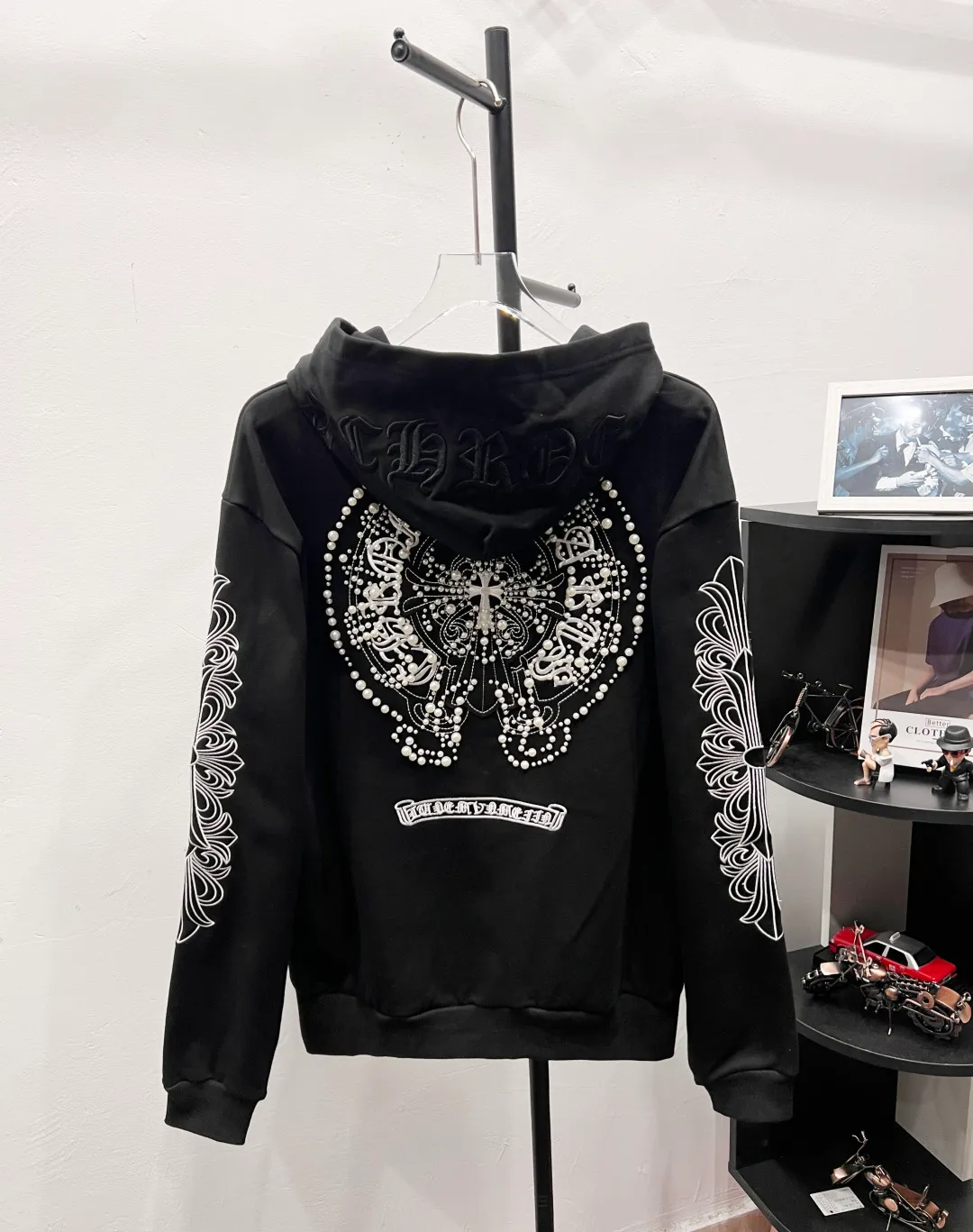 P320 Luxury 𝐂𝐡𝐫𝐨𝐦𝐞 𝐇𝐞𝐚𝐫𝐭𝐬/Cro Xin 2025 Pearl Cross Fully Embroidered New Original Counter High Street Style Jacket Top Version! Customized 420g heavyweight pure cotton fabric! High street style pearl cross all over embroidery + complex pattern embroidery on the sleeves + all embroidery is covered with rubber! Top products from the counter. The upper body is comfortable and textured. It has a low-key luxury feel. The outfit shows high-end taste. The large-cut tailoring is neat and elegant. The sophistication of the upper body is directly impressive👍High-end materials. High-quality cotton materials are selected✂️Outstanding quality. Special processing technology makes the body shape crisp and skin-friendly! No matter your figure, your upper body can instantly become a fashion icon, full of luxury. Accessories: Original molded leather collar label, authentic original hangtag + matching sling + 3D hanging beads + original packaging bag. Craftsmanship: The original version has consistent wiring! Detailed alignment process, highest degree of restoration! Multiple pattern making and debugging, 100% replica of the authentic quality! The correct version is the same for men and women. It is eye-catching, looks great and has full aura! Size: S M L Color: White Black